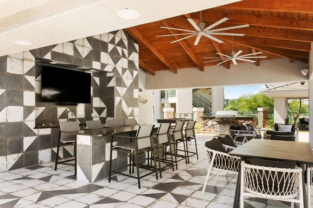 Апартаменты 2Br Cozysuites At Kierland Commons With Pool #09 Скоттсдейл США