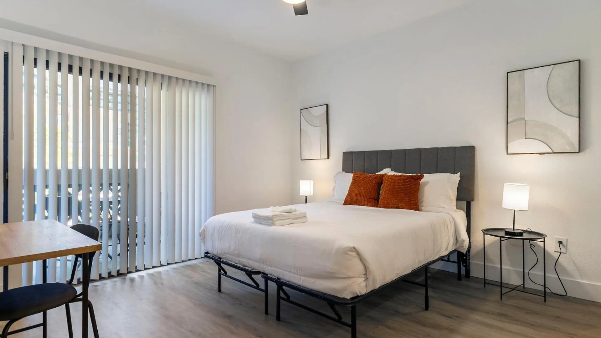Апартаменты 2Br Cozysuites At Kierland Commons With Pool #09 Скоттсдейл