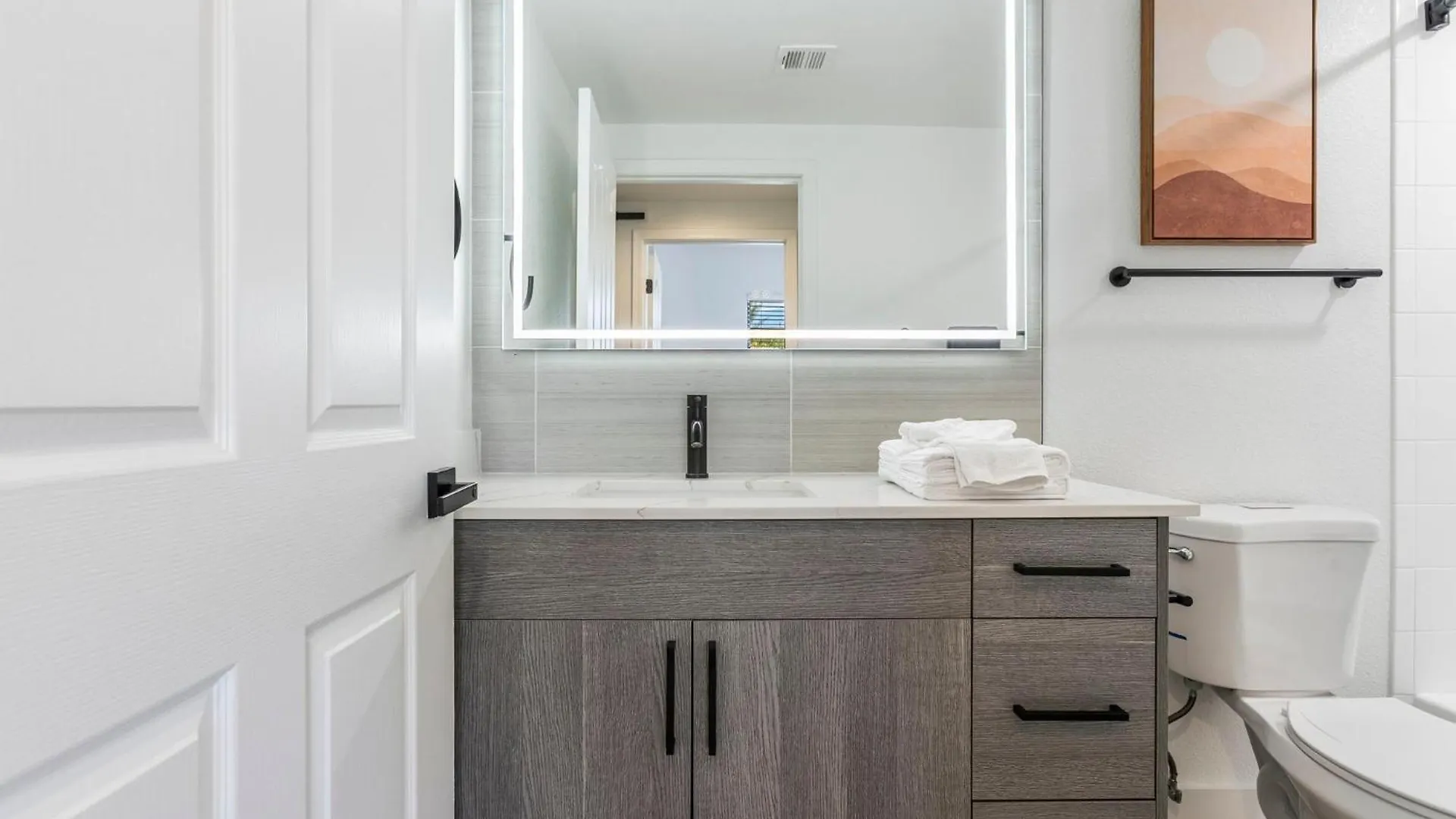 Апартаменты 2Br Cozysuites At Kierland Commons With Pool #09 Скоттсдейл