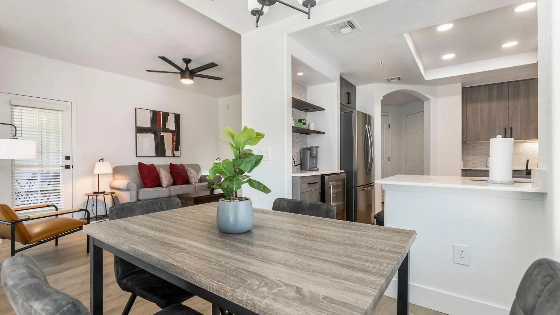 Апартаменты 2Br Cozysuites At Kierland Commons With Pool #09 Скоттсдейл